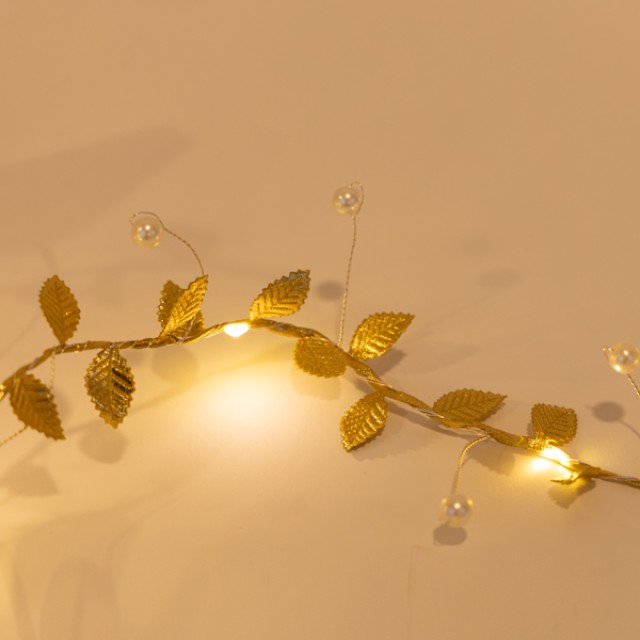 ΣΕΙΡΑ 15 MINI LED ME ΔΙΑΚΟΣΜΗΤΙΚΑ ΦΥΛΛΑ ΚΑΙ ΠΕΡΛΕΣ, ΜΠΑΤΑΡΙΑΣ 3ΧΑΑ, TIMER, ΘΕΡΜΟ ΛΕΥΚΟ LED, ΑΣΗΜΙ ΧΑΛΚΙΝΟ ΚΑΛΩΔΙΟ, ΠΡΟΕΚΤΑΣΗ ΠΑΡΟΧΗΣ 30cm, IP20