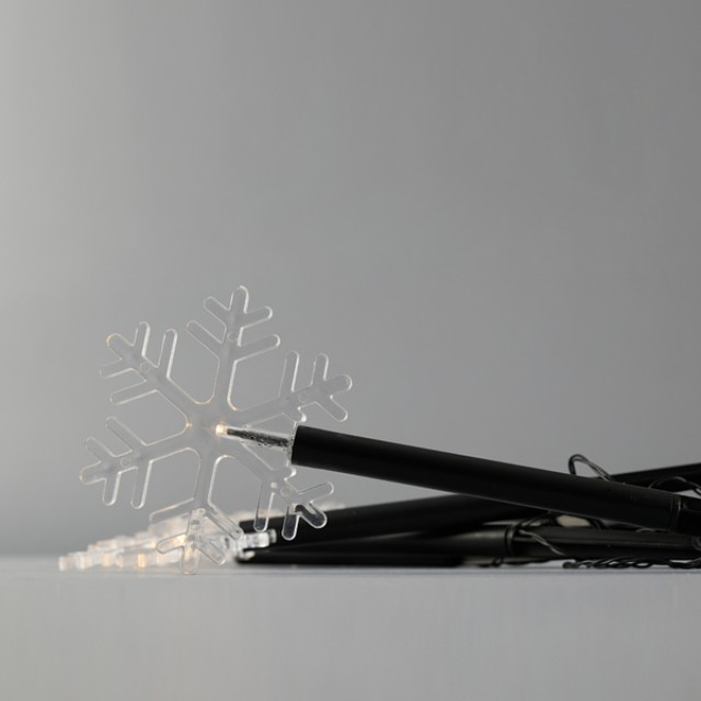 ΣΕΙΡΑ, 5 LED 3mm, 5 ΧΙΟΝΟΝΙΦΑΔΕΣ ΜΕ ΡΑΒΔΙ ΓΙΑ ΕΔΑΦΟΣ 34,5cm, ΗΛΙΑΚΟ ΣΥΛΛΕΚΤΗ ΜΕ ΑΙΣΘΗΤΗΡΑ, ΜΑΥΡΟ ΚΑΛΩΔΙΟ, ΘΕΡΜΟ ΛΕΥΚΟ LED ΑΝΑ 35cm, ΠΡΟΕΚΤΑΣΗ ΠΑΡΟΧΗΣ 200cm, IP44